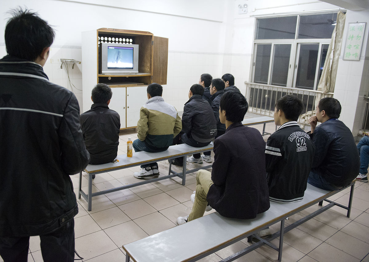 根据下面的描述制作本运维项目的项目理解一、项目简介：广东省三水强制隔离戒毒所目前各个子系统设备、业务应用的大部分设备已过维保期硬件设备维护工作量也相应剧增不少问题和故障也随之大量出现加上近几年所里新增很多新型信息化设备所里科技部门人员编制少加上所内区域大设备多单纯依靠科技部门人员无法及时响应设备网络故障处理紧急情况下因不及时处理可能会造成很大安全隐患。此次第三方运维服务项目主要为采购人的视频监控系