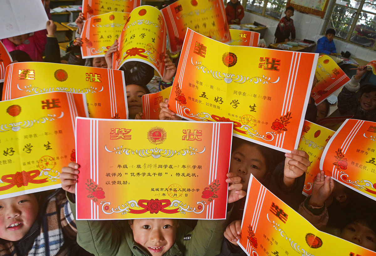 过去的一年里担任班级纪律委员职务在学习生活等方面亚格要求自己力争精益求精。学习上始终保持着良好的状态积极向上成绩排名班级第二。我也是校记者团的·员在课余时间里和团队成员们一起做好活动的宣传工作。平时也经常参加学科竟赛和文体活动多次获得校级三等奖以上的佳绩。根据上述文字改编形容自己优点内容包括综测排名靠前获得多个奖项包括国奖和省奖