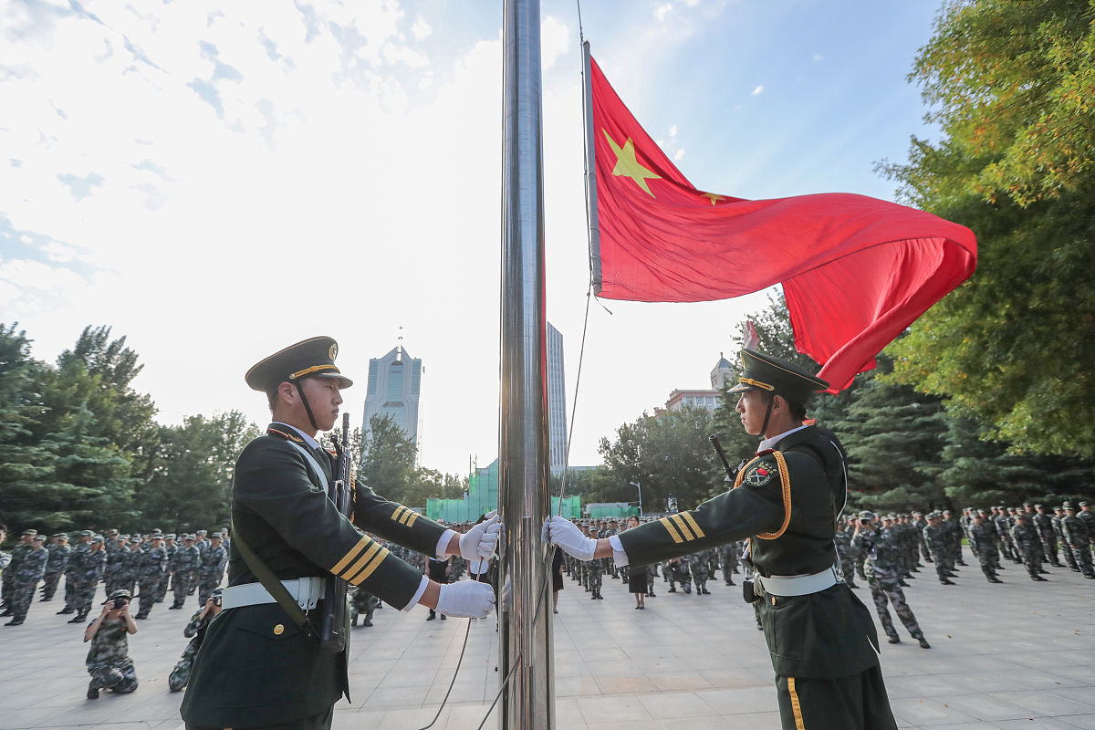 庄严肃穆，庆祝荣耀：升国旗唱国歌仪式