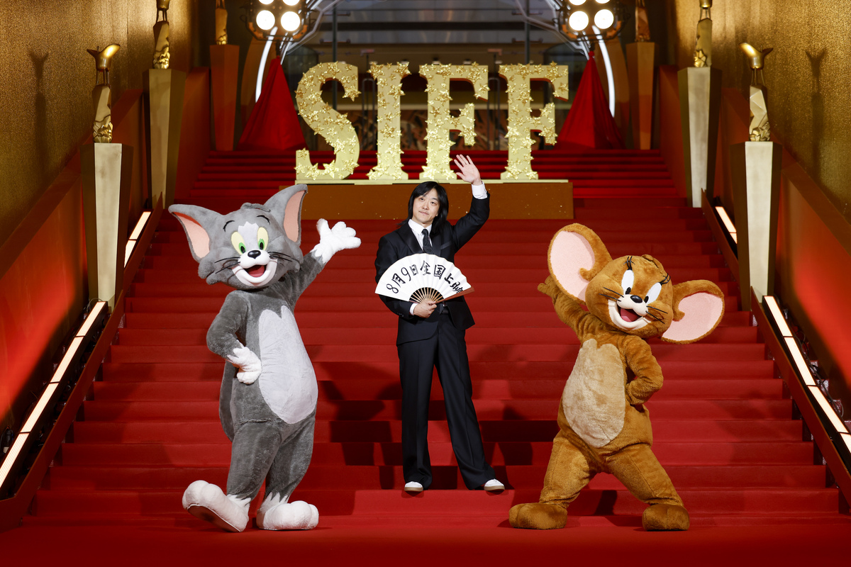 翻译：This is what Tomona and Inu-Oh are doing throughout the film They each start as part of a society that expects something from them For Tomona it is the expectation of the biwa players who are meant