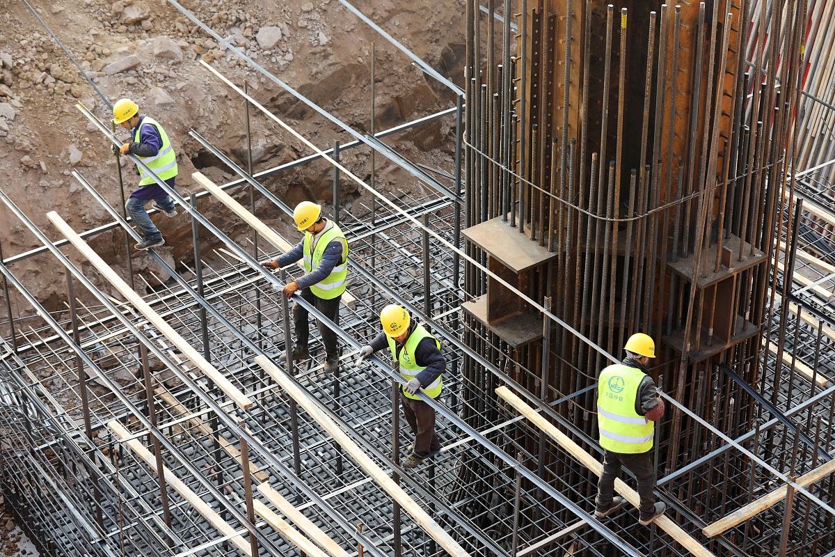 2022年1月2月,合肥市蜀山区的新合肥西站项目上,建设工人们坚守岗位奋