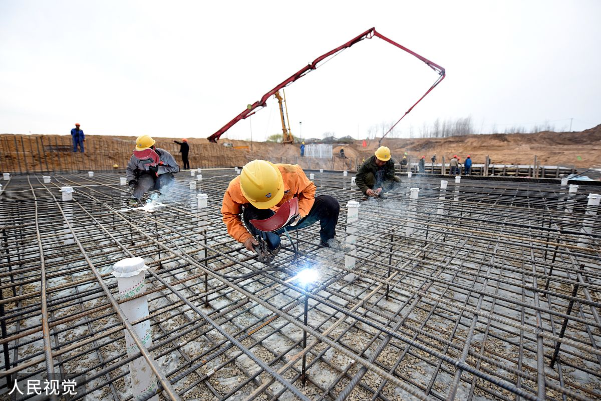 2020年3月16日,工人在沭河山东省临沂市郯城县重兴拦河闸除险加固工程