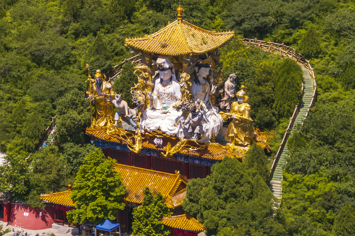 中国四大佛教名山：峨眉山、九华山、普陀山、武当山