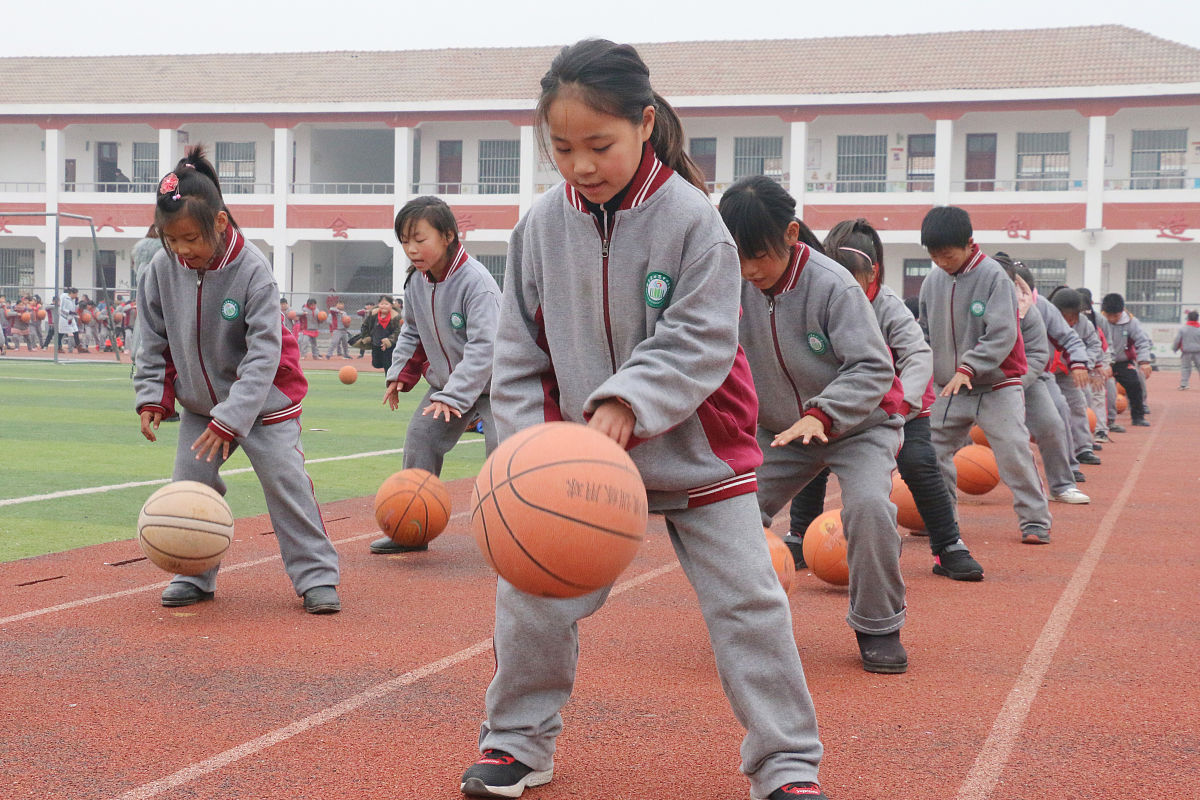 2018年12月20日,江苏省灌云县四队中心小学操场,1200多名小学生人球合