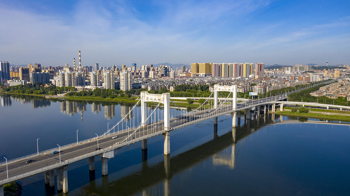2020年7月30日,吉林省吉林市松花江上的雾凇大桥(无人机拍摄).