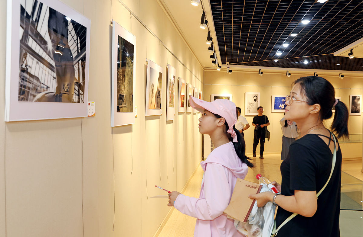2021年7月11日,在江苏省扬州市宝应县纵棹园书法艺术馆内,一对母子正