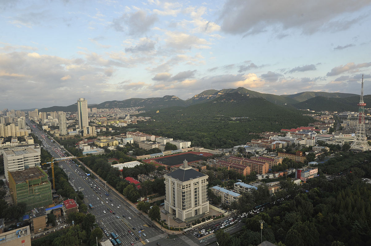 2018年8月15日,济南,一场阵雨过后,泉城济南傍晚现"层云"奇景,似魔幻