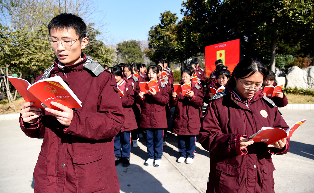 2021年12月3日,江苏省连云港市锦屏高级中学,学生在18岁成人礼上诵读