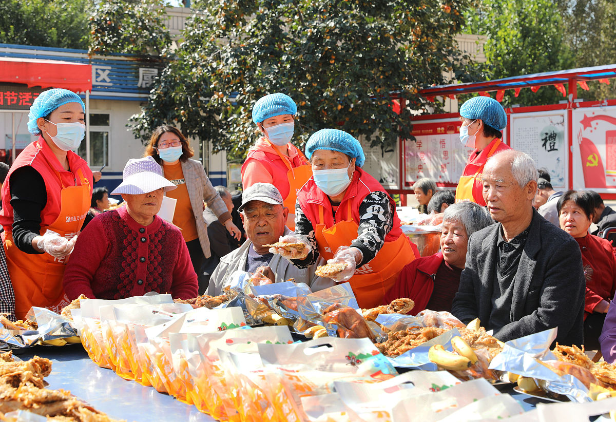 康乐团队慰问老人，社区活动获赞