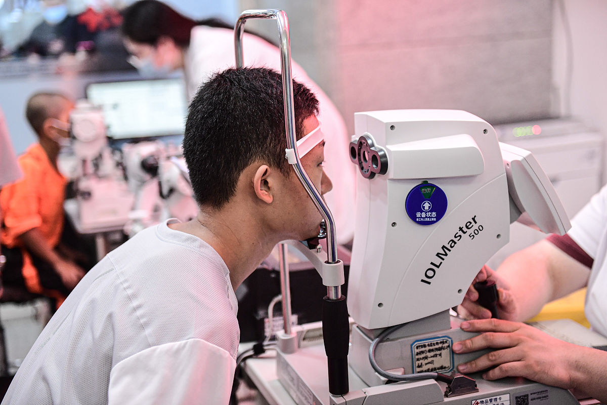 用激光近视手术来治疗高度近视的研究综述论文字数控制在