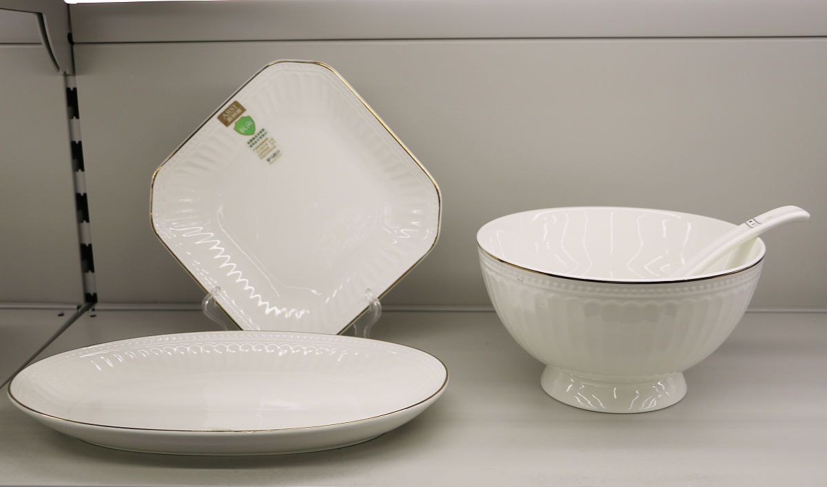 用散文体裁重新编辑以下文字曾经家家户户的搪瓷已经被逐渐淘汰但是如今搪瓷却在国外创造了240亿的收益这是为何？ 相信很多中老年人都对搪瓷这个东西很熟悉因为在过去家家户户都使用搪瓷制品比如饭盒、水壶、碗碟等等。不过随着时代的发展搪瓷逐渐被搪瓷玻璃等新材料取代了。但是你可能不知道的是搪瓷现在在国外大受欢迎并且创造了240亿的收益。搪瓷是如何这么受欢迎的呢？它有哪些特点和优点？今天就让我们来一探究竟。 搪