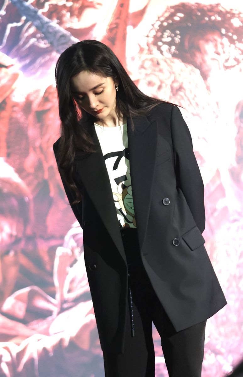 2021年2月25日,上海,杨幂现身《刺杀小说家》路演.杨幂