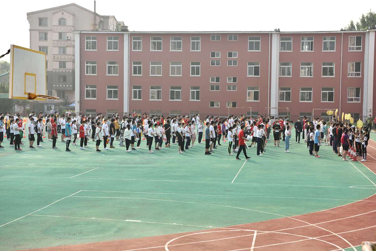 2020年7月17日,大连市中考开考.考生进入考场.