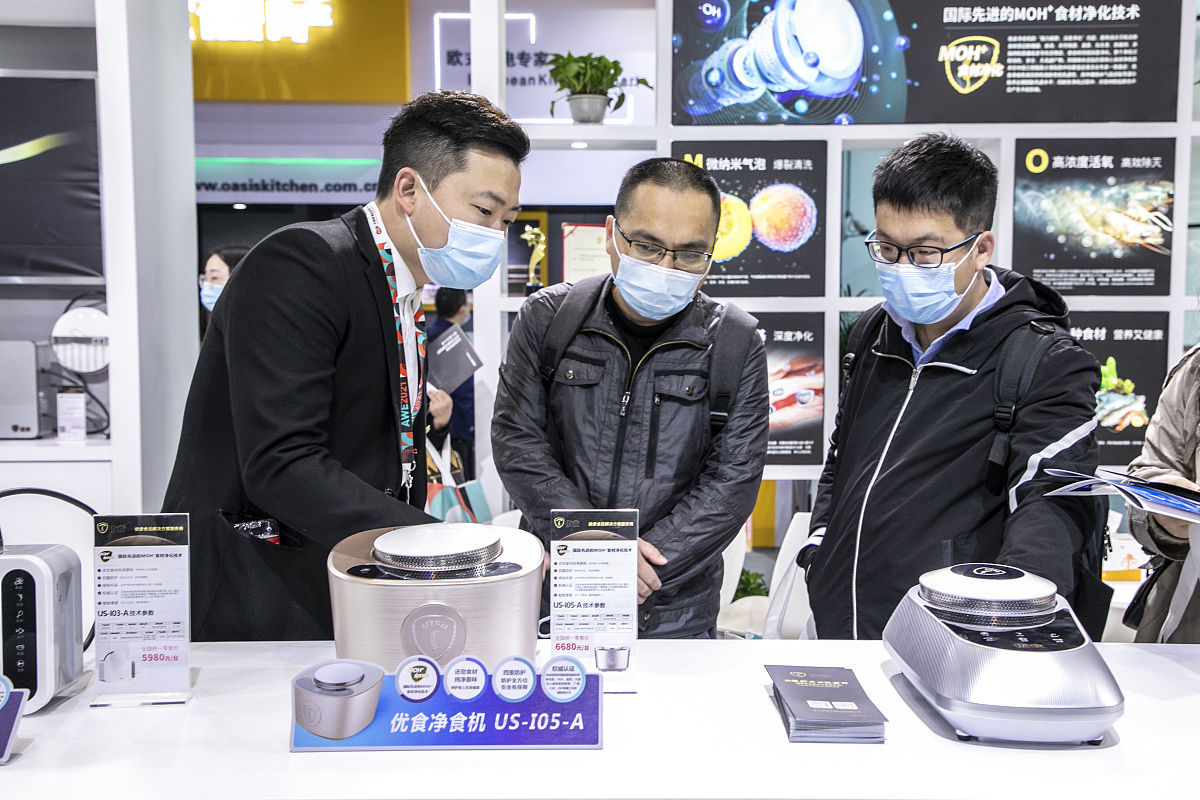 我是一名主持人 我需要一篇 翻山越岭食向未来的主持稿