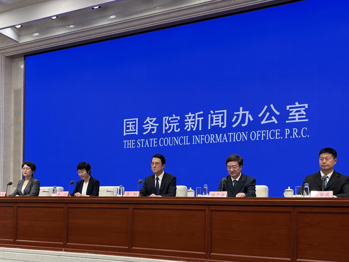 以《关于陆海新通道司法服务与保障对策》为题写一篇论文不少于五千字