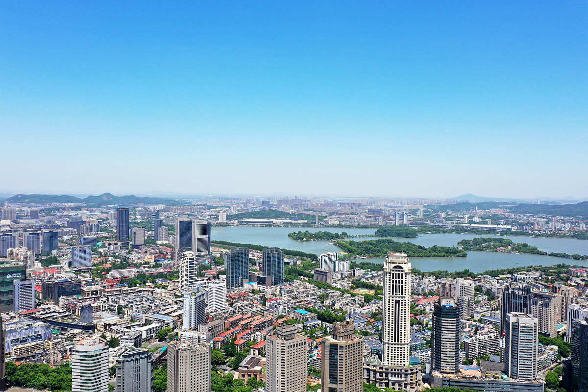 2020年5月12日,江苏南京天气晴朗,俯瞰城市景观,远山近水尽收眼底,十