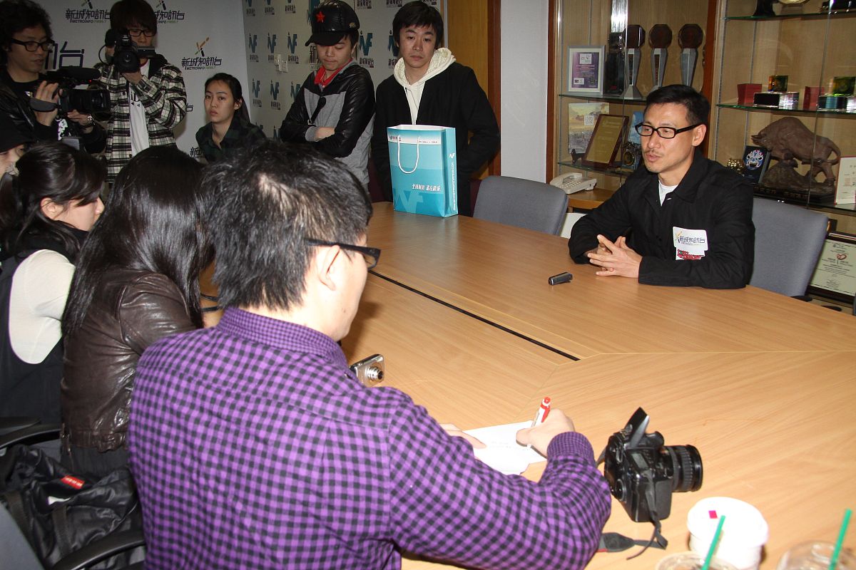 帮我以大学生视角师写一篇关于创办摄影工作室的一篇一千二百字左右的走访报告。按照以下框架填写。一：创业地点二：创业者与创业团队 1创业者2团队组成3团队成员个体优劣势分析4团队分工5 团队总体分析。三：创业动力与创业类型四创业过程的特征。五创业精神。六创业资源。七创业风险的识别和规避。