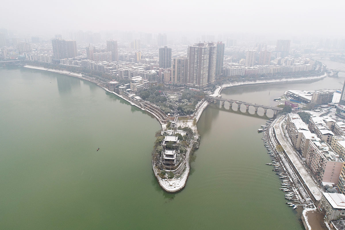 2018年12月30日,湖南衡阳迎来入冬首场降雪,纷纷扬扬的雪花将石鼓书院