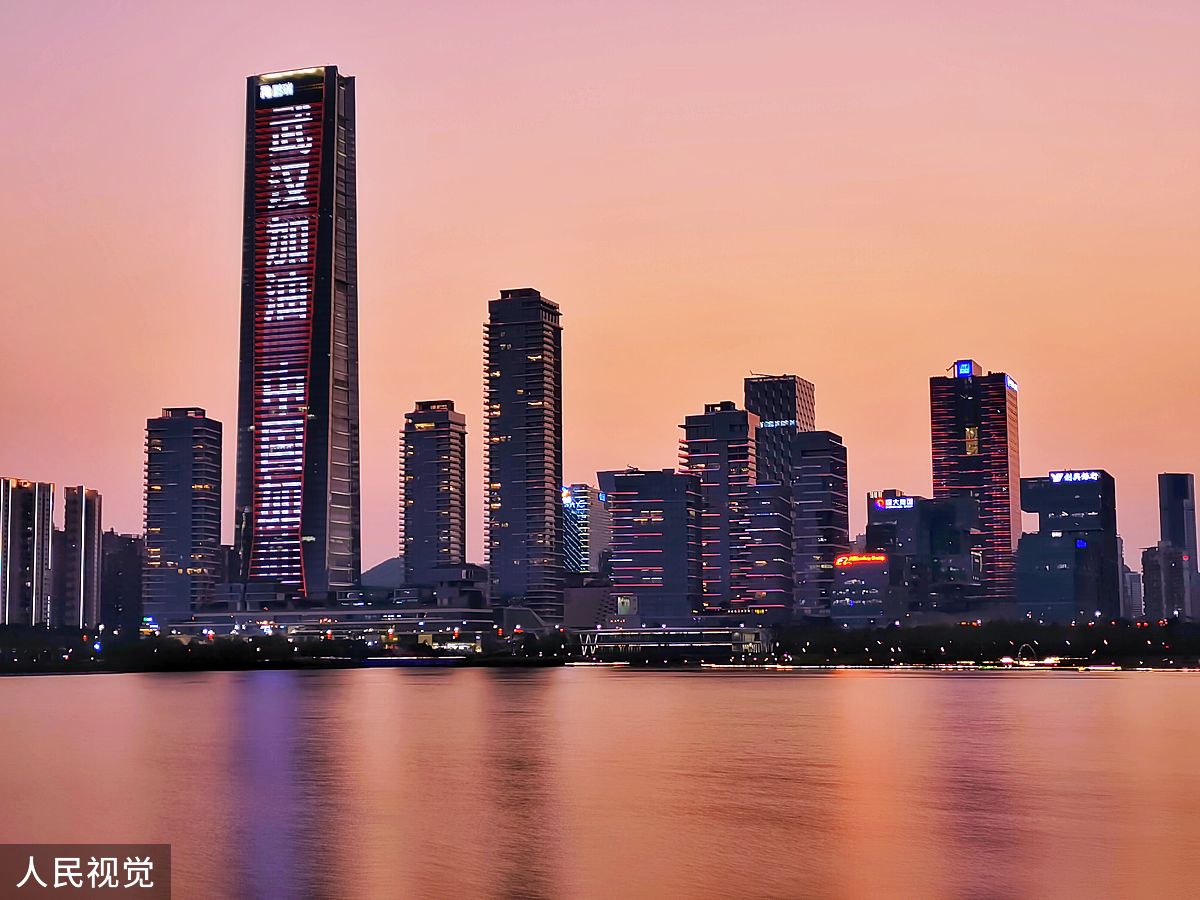 2020年2月17日,深圳湾地标建筑出现的字幕:"武汉加油 中国加油".