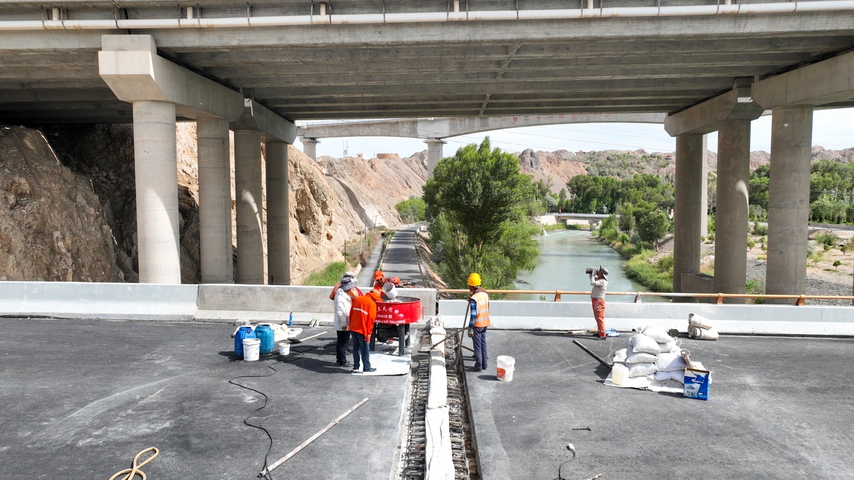 请对论文 浅谈混凝土冬季施工质量保证措施——以拱极东路项目为例的11 研究背景和意义进行写作 保证其内容合理性不要乱写：