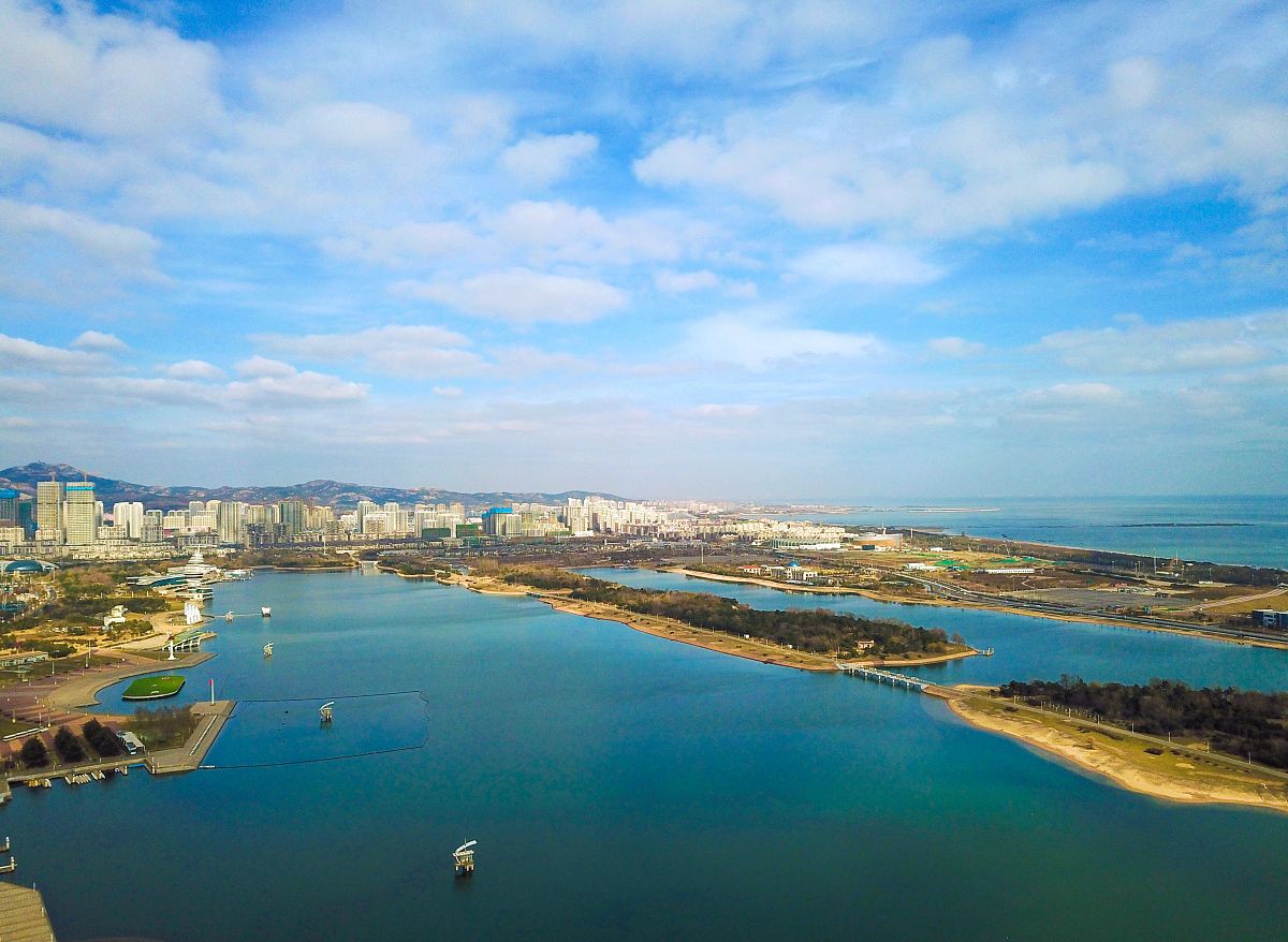 2021年12月8日,山东日照,海滨又现碧海蓝天景色.游人漫步海边栈道地,
