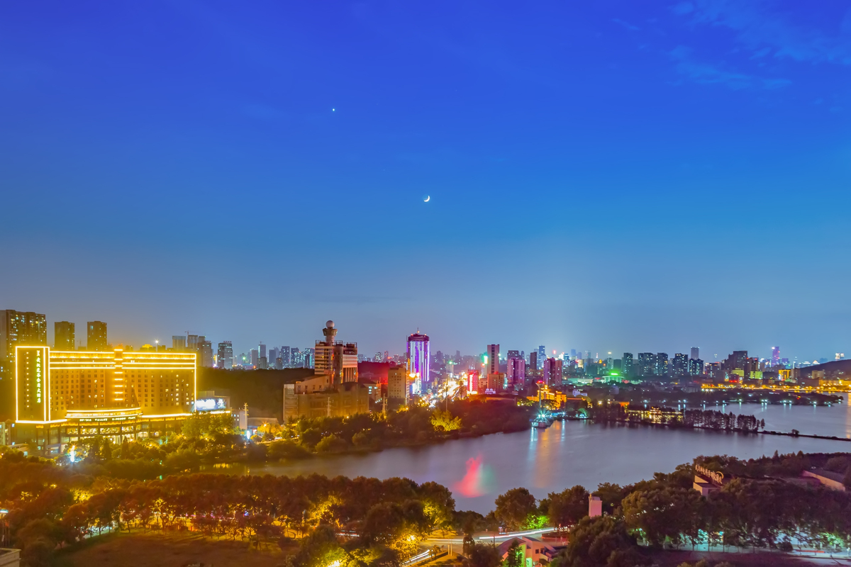 2018年7月15日,湖北武汉,金黄色的云彩笼罩城市上空.