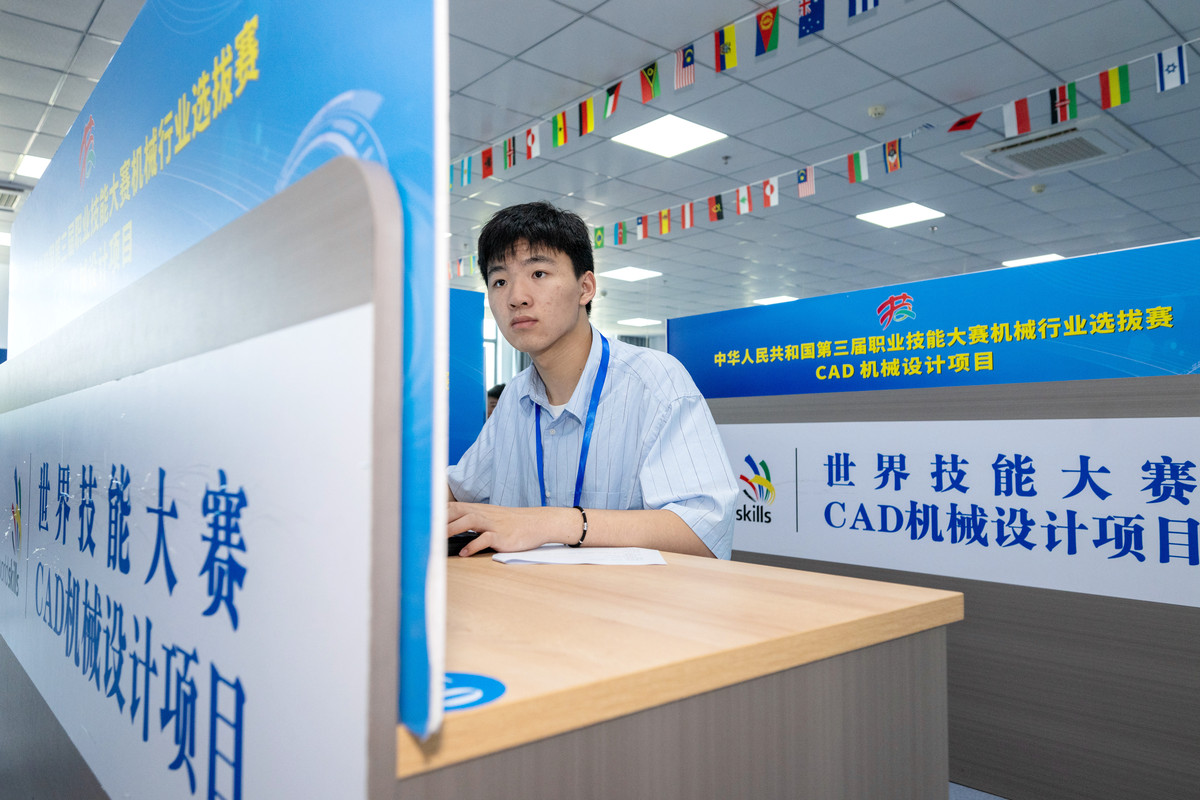 以第一人称写一段文字描述在蓝鸽集团作为运维工程师实习生参与蓝鸽智慧校园系统运维工作的具体工作内容