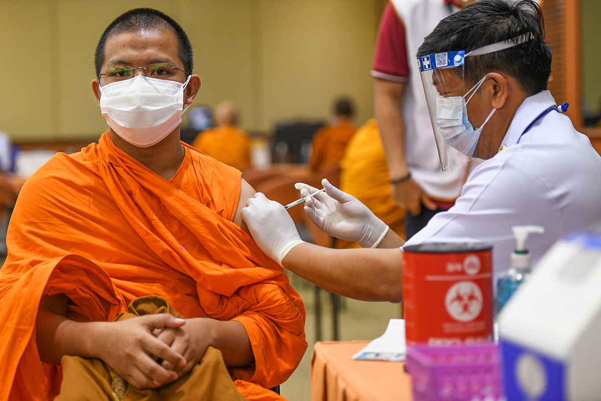 当地时间2021年5月18日,泰国首都曼谷,僧侣接种中国新冠疫苗.bangkok,