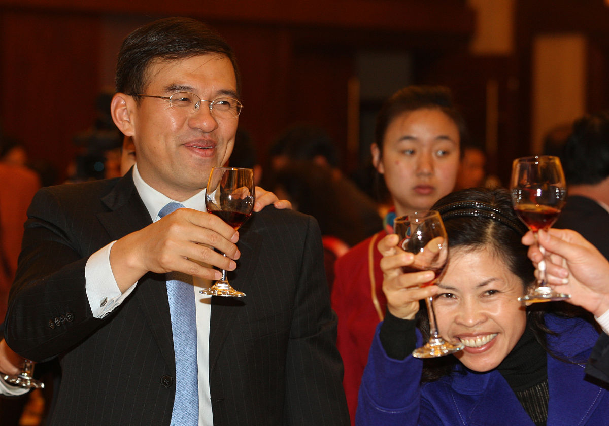 以情感的幸福方程式：探索情感与幸福感之间的紧密联系为题写一篇1200文章