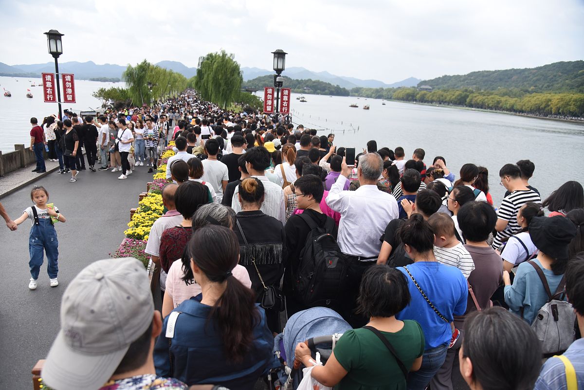 杭州中秋国庆双节接待游客超1300万人次，人气爆棚！