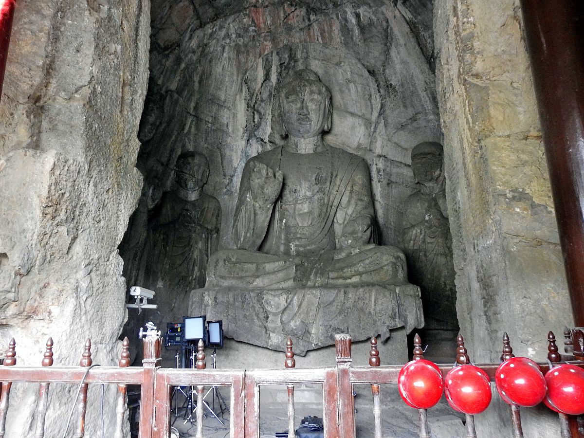 分析一下洛阳市白马寺、龙门石窟、白云山、老君山、王城公园、白居易陵墓等景区的开发情况