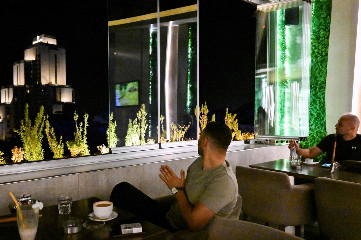 我的晚上过得很好！我去找我的朋友住在附近在他家的屋顶上喝了一杯。虽然不晚但很开心