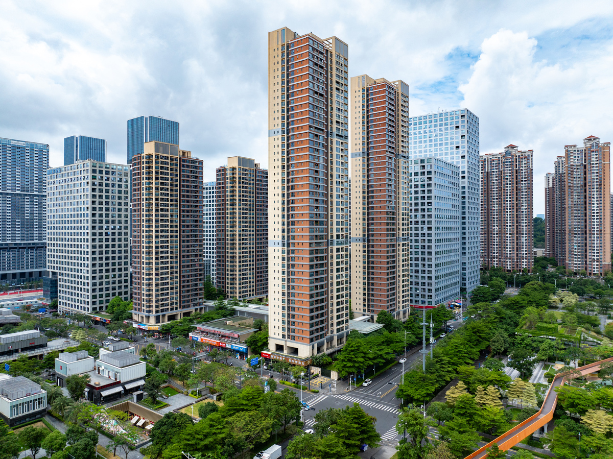 临峰社区 - 深圳龙岗区住宅区，绿化带、健身设施、商业街齐全