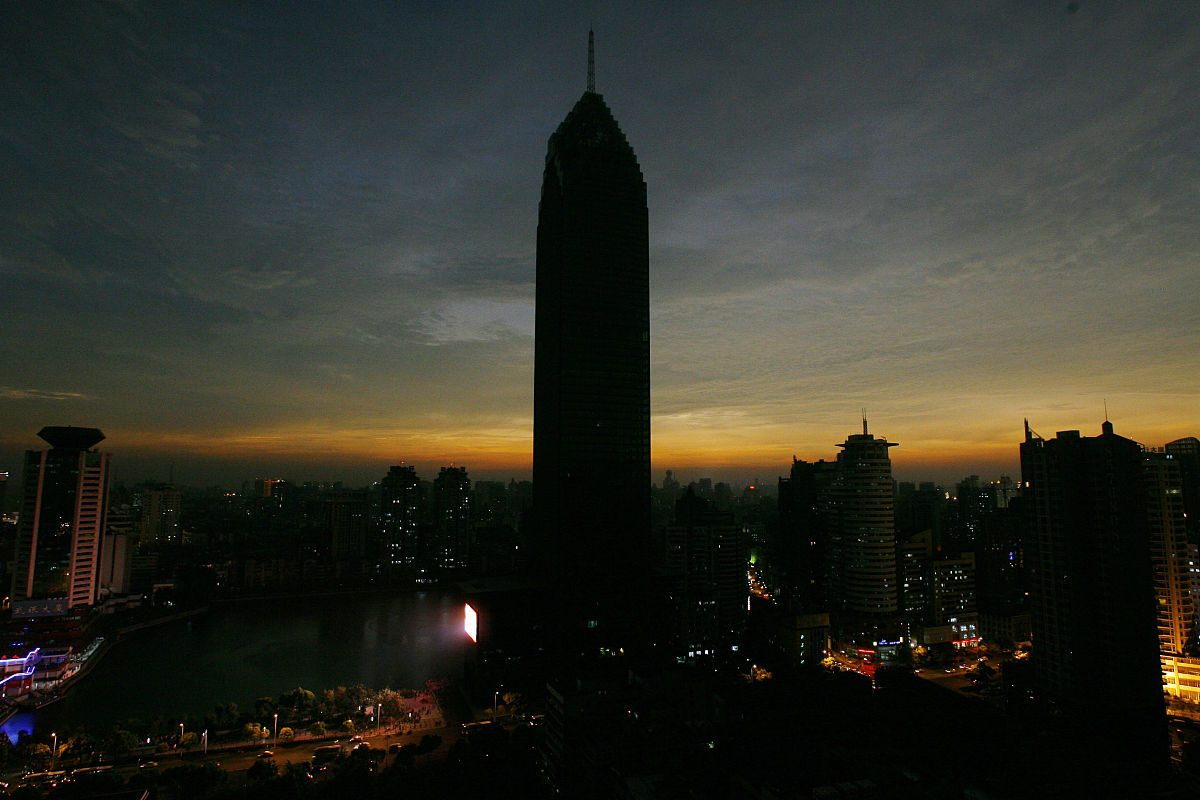2009年7月22日上午,湖北武汉.汉口西北湖广场附近,日全食开始后人们身
