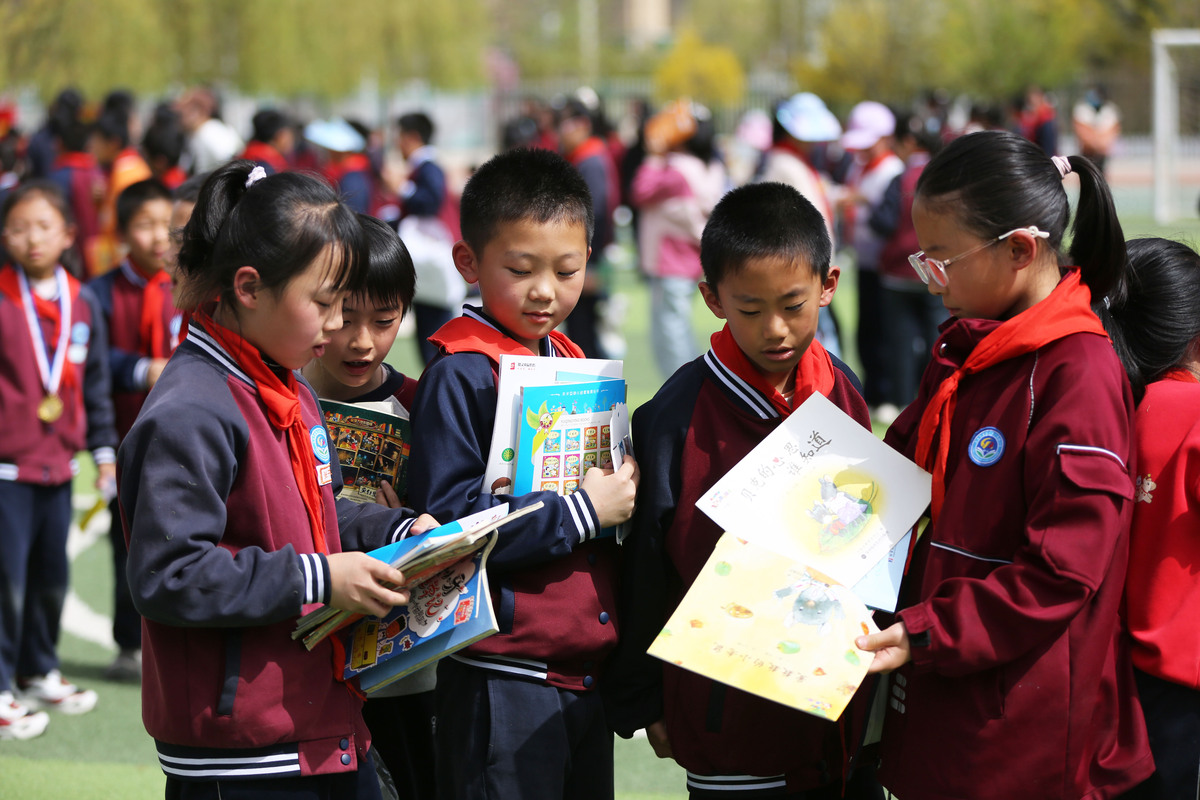 2026年4月23日,甘肃定西,安定区第一实验小学的学生在