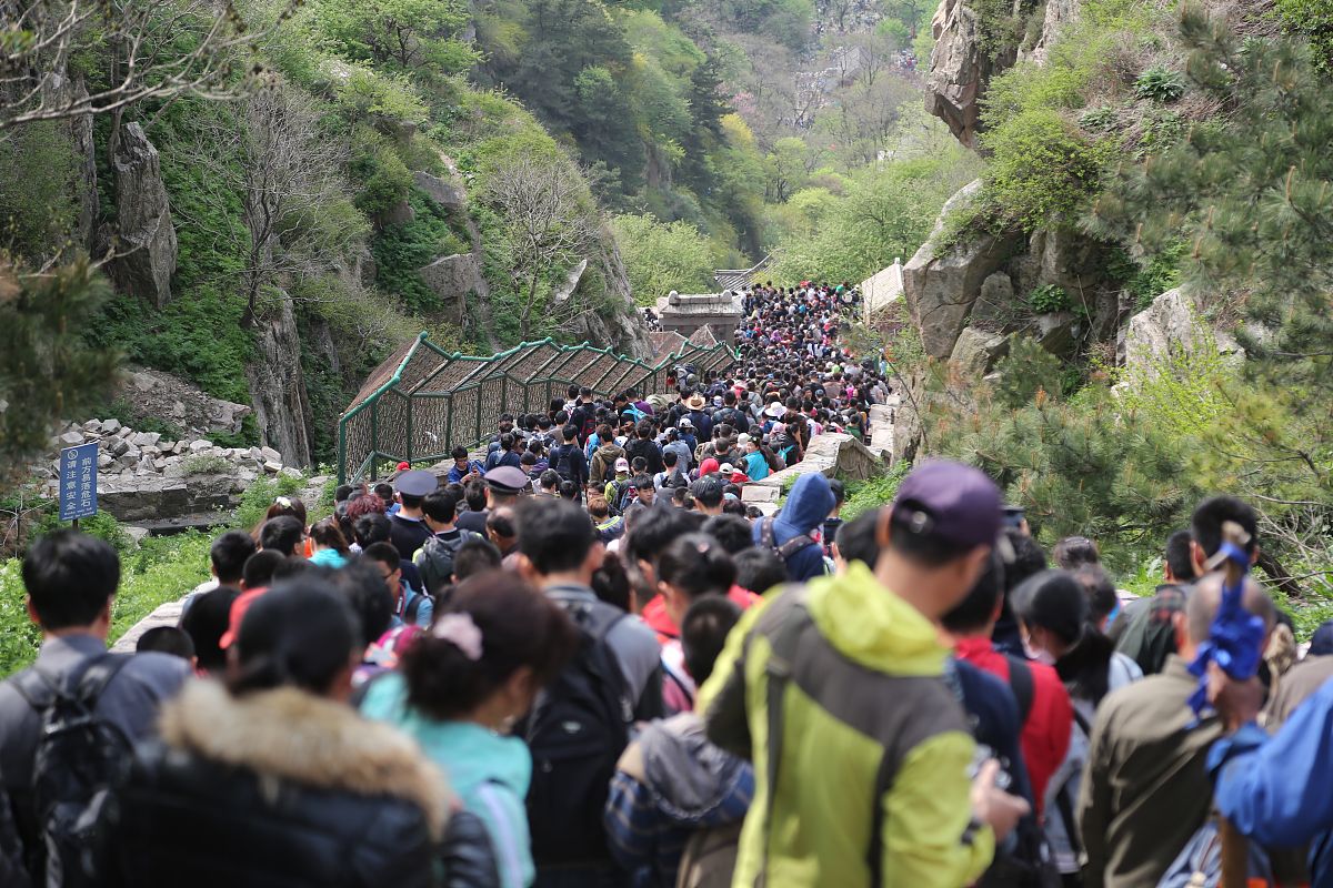 根据以往“五一”假期各旅游点的人流量、评价，预测并推荐今年“五一”节假日人少且评价好的旅游地