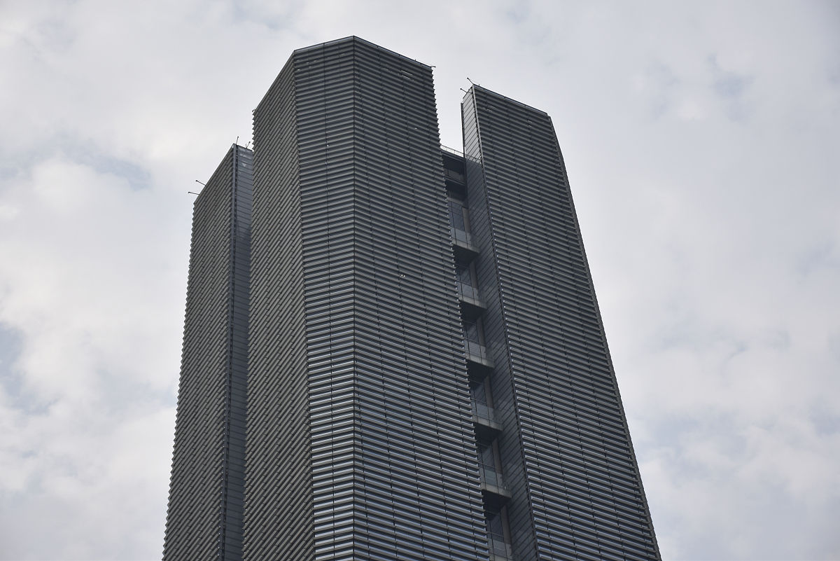 2018年3月4日,深圳,一街头现"拉链大楼",夺人眼球,引市民吐槽.