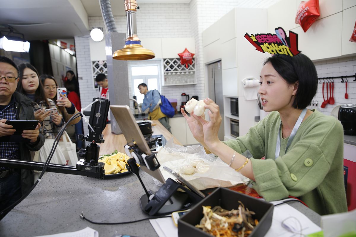 2019年11月11日,重庆,今年天猫双11,主播谢筱箐预计每分钟卖货约6000