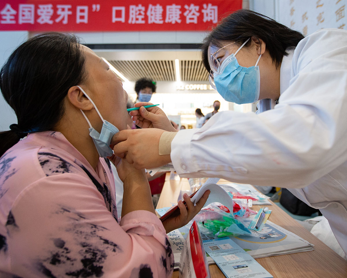 根据论文题目急性白血病化疗患者的口腔护理研究进展用中文写一个国外研究现状