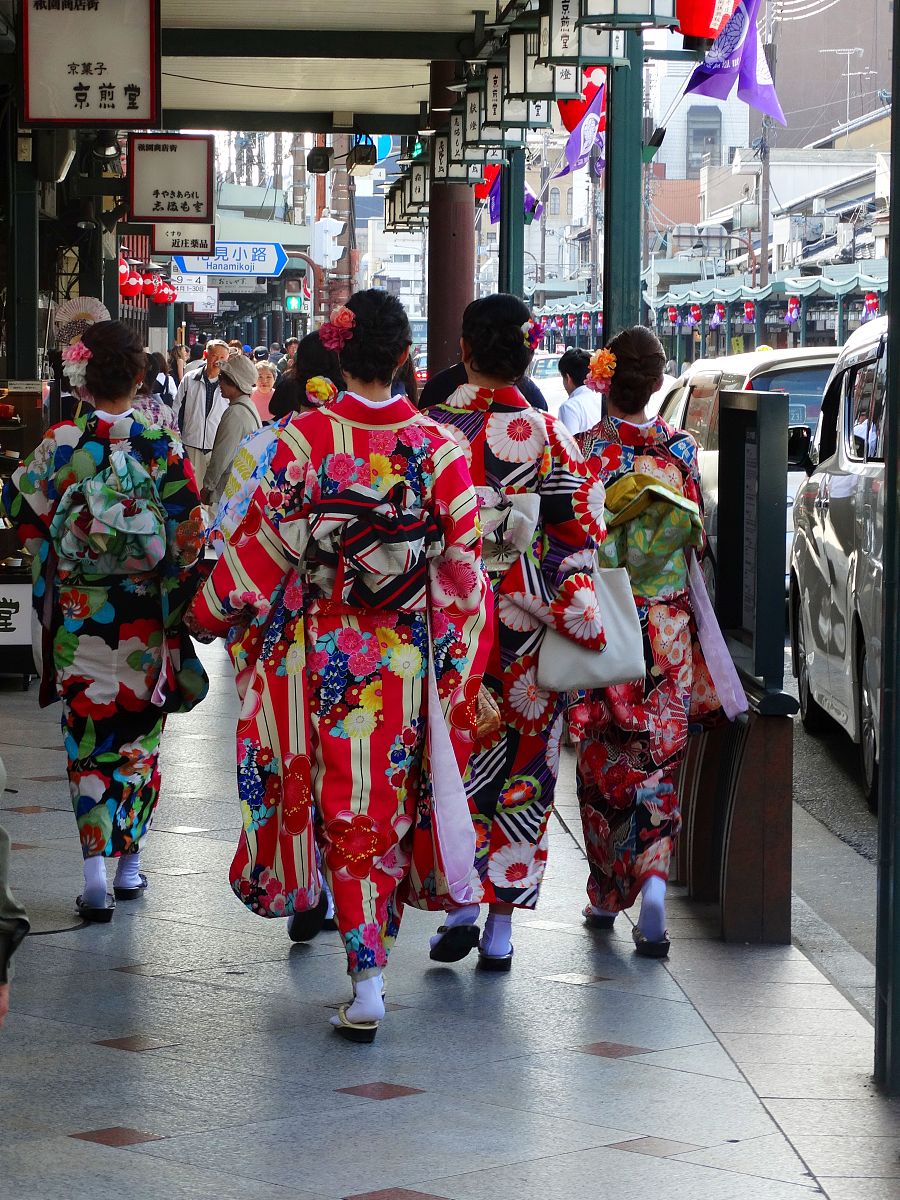 根据今和次郎的东京银座风俗记录分析这些年日本人生活中衣食住行方面的变化并分析在这之后的30年后生活又会发生什么变化