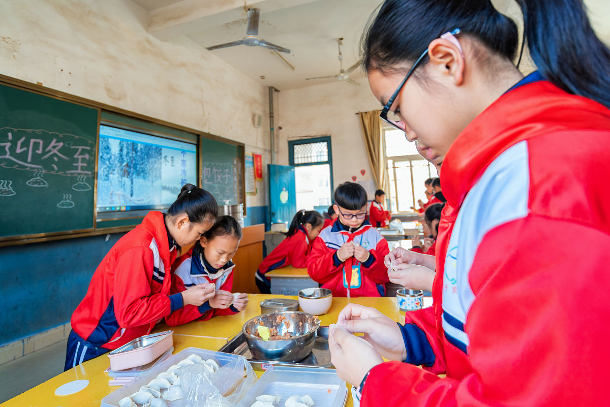 2021年12月18日,江西省吉安市,新干县实验小学利用周末托管兴趣课堂组