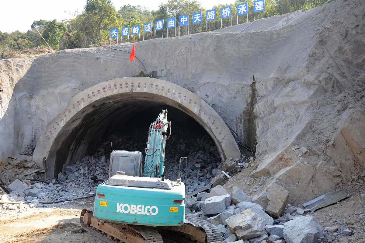 本隧道为大口径公路隧道地质条件较好采用新奥法二台阶分部开挖左洞已掘进约450米右洞洞口段明挖推进约100 米暗挖掘进约260米。新奥法是以控制爆破光面爆破、预裂爆破等为开挖方法以喷射混凝土和锚杆作为主要支护手段通过监控量测控制围岩的变形动态修正设计参数和变动施工方法的一-种施工方法。对于本工程采用的长台阶法的作业顺序是①对于上半断面。用两臂钻孔台车转眼、装药爆破地层较软时亦可用挖掘机开挖。安设锚杆