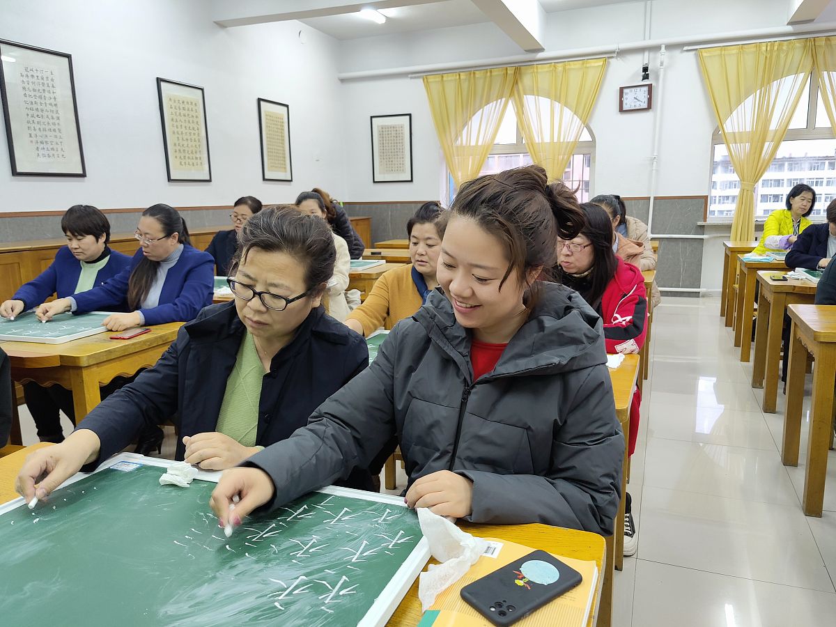 延安市农村中小学教师队伍建设成果显著：三年数量增长20%