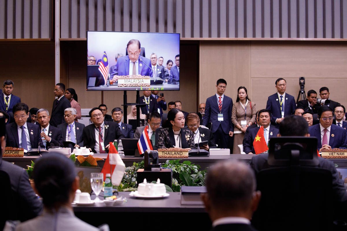 根据以下内容分析韩流的兴起怎样促进中韩两国之间外交、经济等方面的交流。2013年6月韩国总统朴槿惠访华期间与习近平主席就加强中韩人文交流、进一步巩固和发展中韩战略合作伙伴关系达成了共识。随后中韩人文交流共同委员会成立双方将继续加强教育、旅游、文化、艺术、体育等领域的多种交流增加学术、青少年、地方交流、传统艺术等方面的交流合作项目。 韩流是中韩人文交流中一个难以忽视的重要组成部分。韩国官方将其作为公