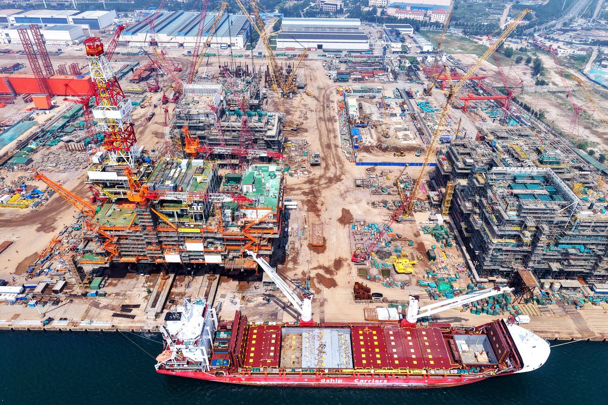 1981～1985年沿海15个主要港口开工建设万吨级泊位132个建成54个还建成5000t级泊位25个新建成一批大型专业化泊位。这句话降重