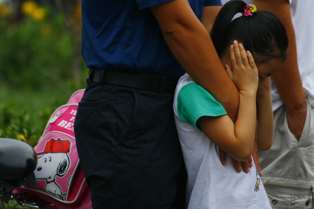 山东7岁男孩独自生活，父亲离世母亲患病，为省钱吃鸡蛋捡拾破蛋，令人心酸！