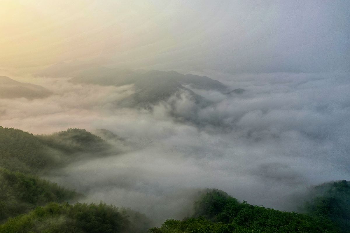 2021年4月29日,江西省萍乡市,芦溪县山口岩狗脑寨景区云雾缭绕,宛如仙