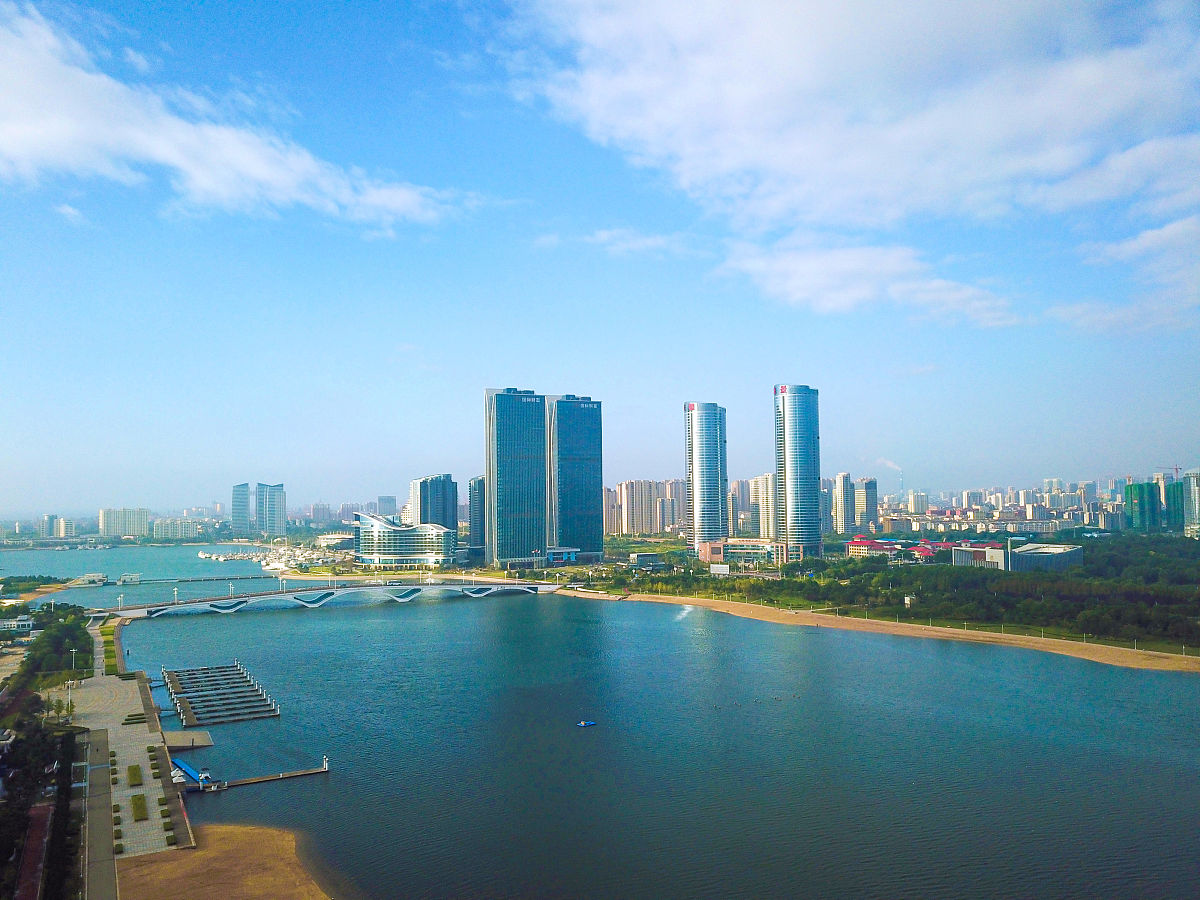 2021年8月21日,蓝天白云下的山东日照,清澈透亮,秋意尽显,格外迷人.