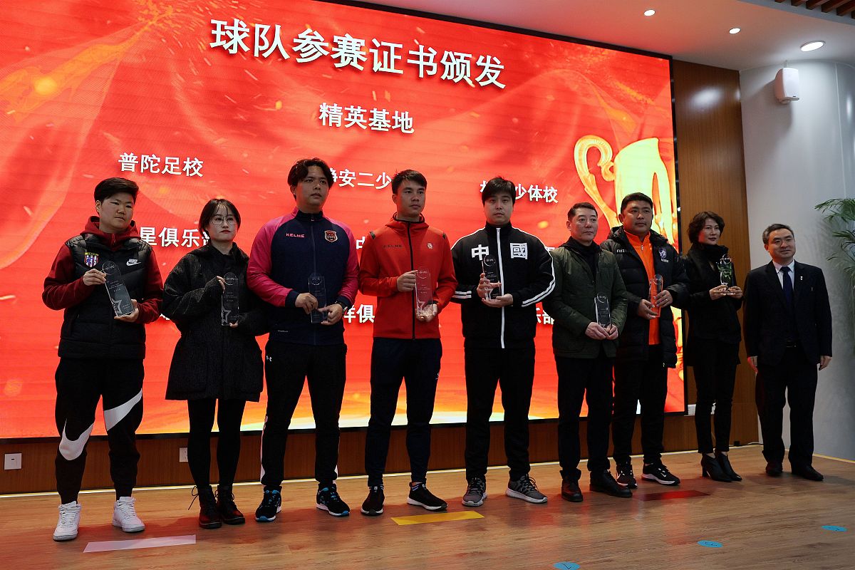 项目部经理授旗青年突击队，表彰优秀表现和工作成果