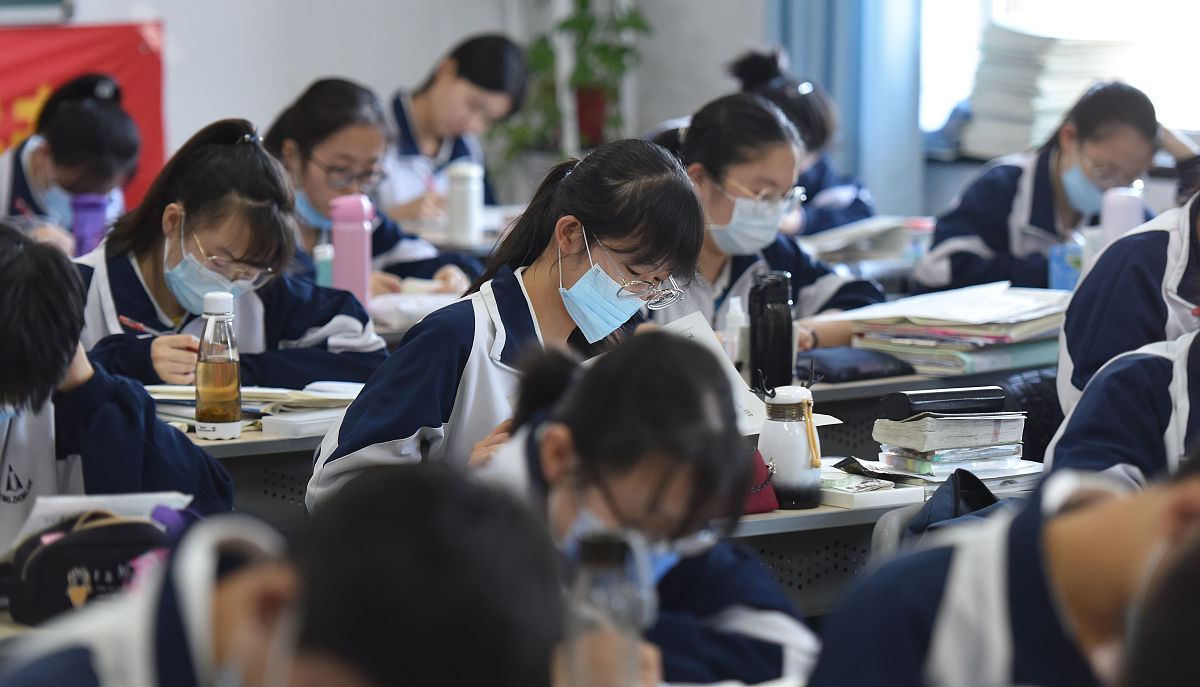 2020年5月11日,太原,高三课堂上,备战高考的学生抓紧时间进行复习.